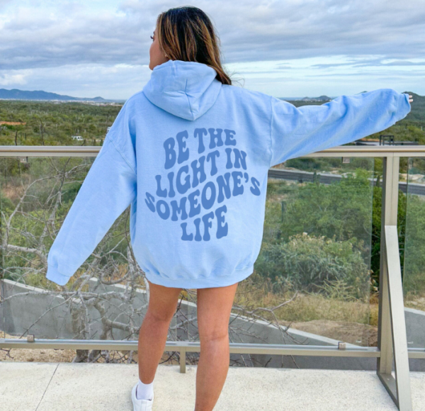 Hoodie dengan desain tulisan bahasa asing